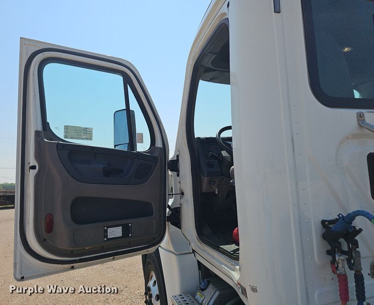 image for item DP0913 2016 Freightliner Cascadia 125 semi truck