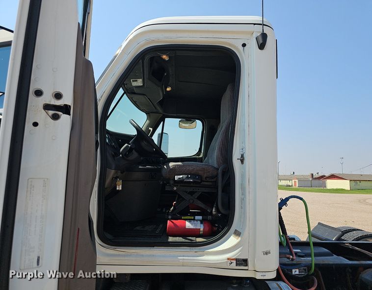 image for item DP0913 2016 Freightliner Cascadia 125 semi truck