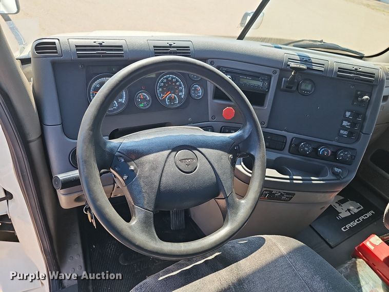 image for item DP0913 2016 Freightliner Cascadia 125 semi truck