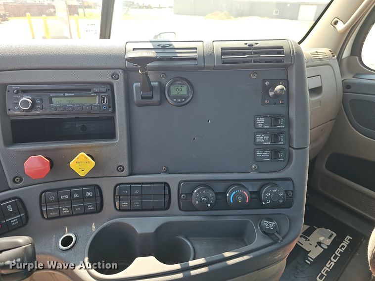 image for item DP0913 2016 Freightliner Cascadia 125 semi truck