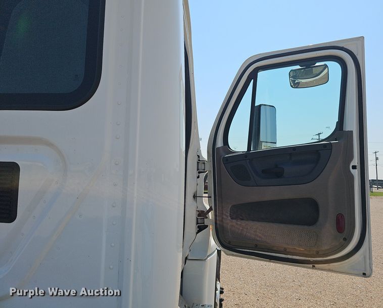 image for item DP0913 2016 Freightliner Cascadia 125 semi truck