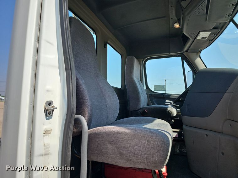 image for item DP0913 2016 Freightliner Cascadia 125 semi truck