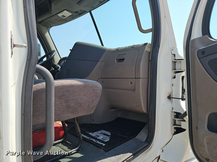 image for item DP0913 2016 Freightliner Cascadia 125 semi truck