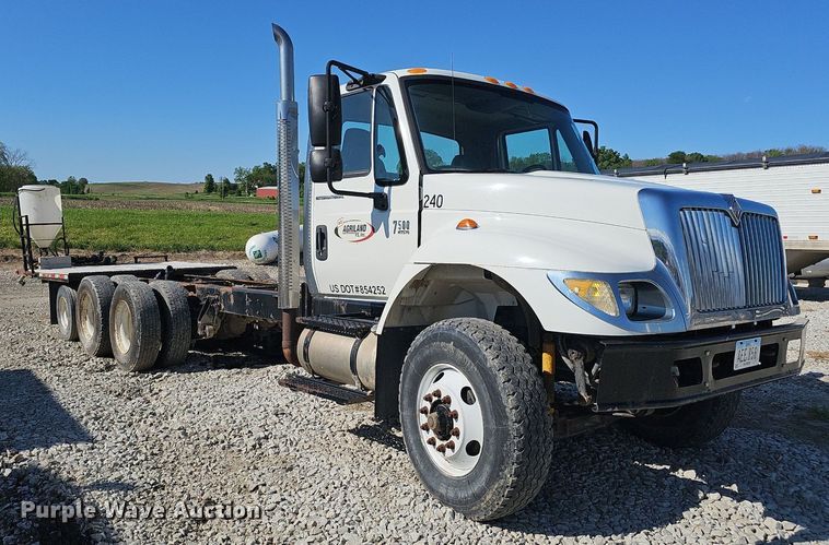 image for item DP6416 2007 International 7500 truck cab and chassis