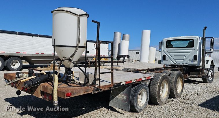 image for item DP6416 2007 International 7500 truck cab and chassis