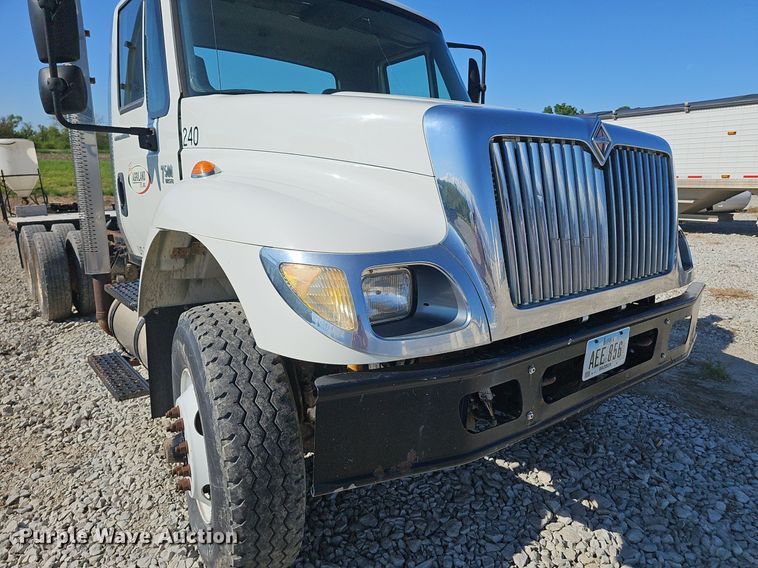 image for item DP6416 2007 International 7500 truck cab and chassis