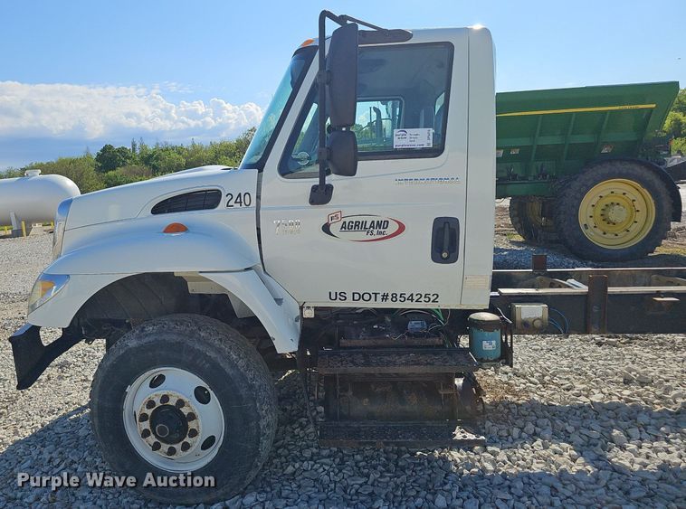 image for item DP6416 2007 International 7500 truck cab and chassis