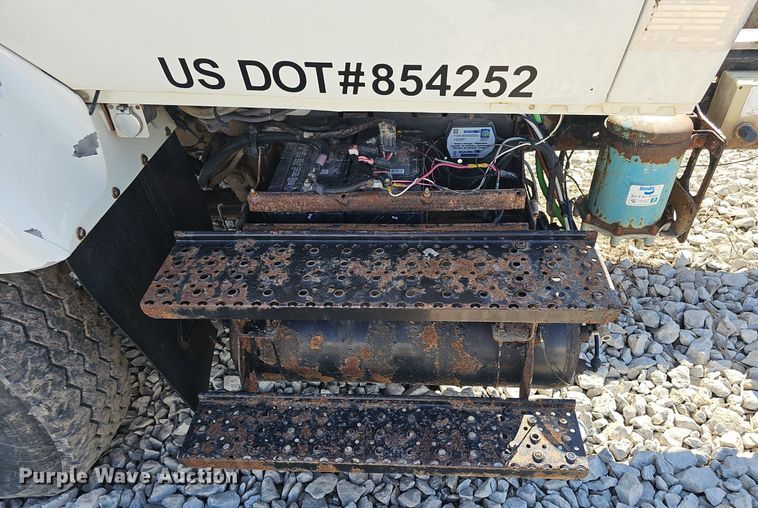 image for item DP6416 2007 International 7500 truck cab and chassis