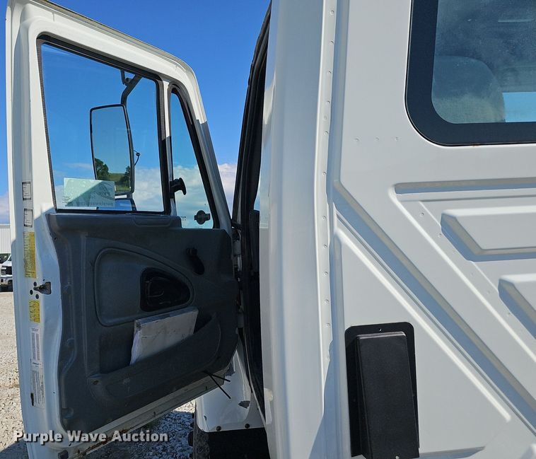 image for item DP6416 2007 International 7500 truck cab and chassis