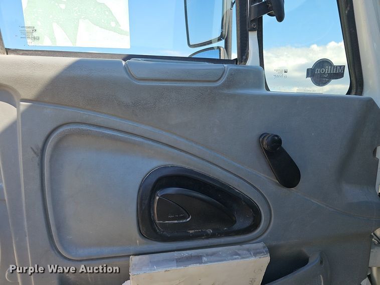 image for item DP6416 2007 International 7500 truck cab and chassis