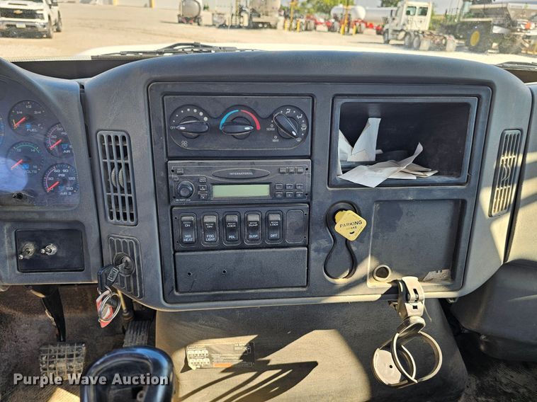 image for item DP6416 2007 International 7500 truck cab and chassis