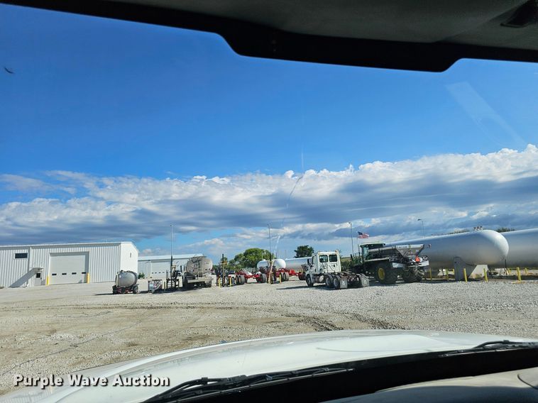 image for item DP6416 2007 International 7500 truck cab and chassis