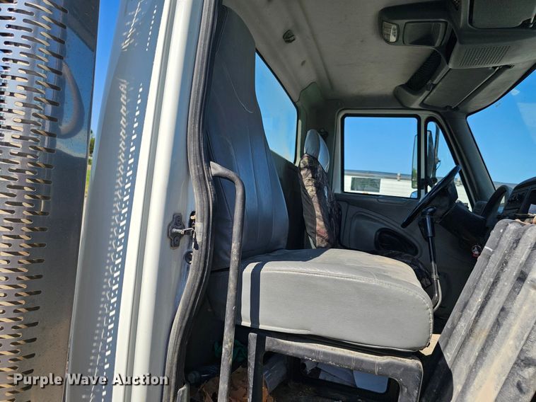 image for item DP6416 2007 International 7500 truck cab and chassis