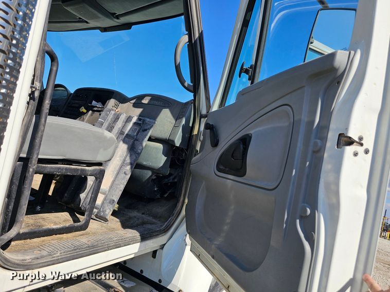 image for item DP6416 2007 International 7500 truck cab and chassis