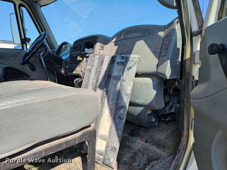 image for item DP6416 2007 International 7500 truck cab and chassis