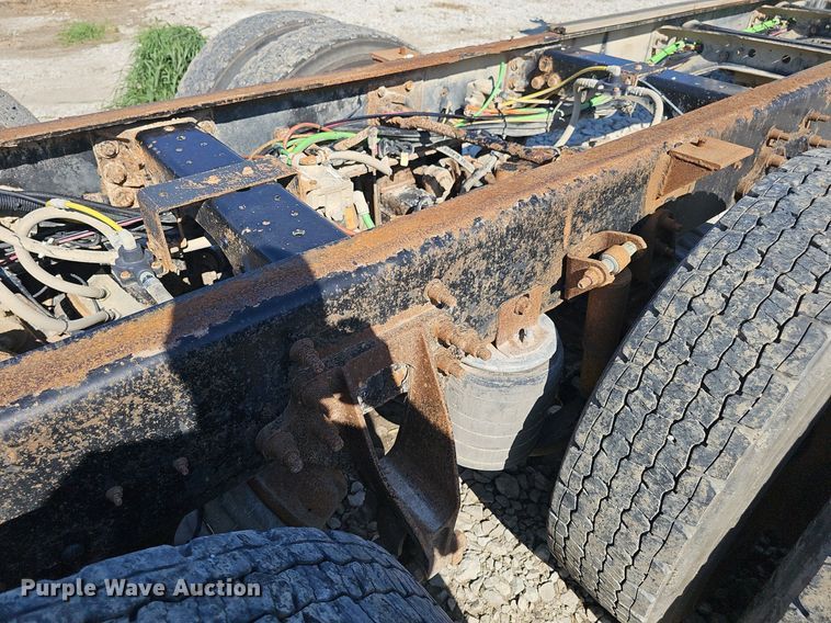 image for item DP6416 2007 International 7500 truck cab and chassis