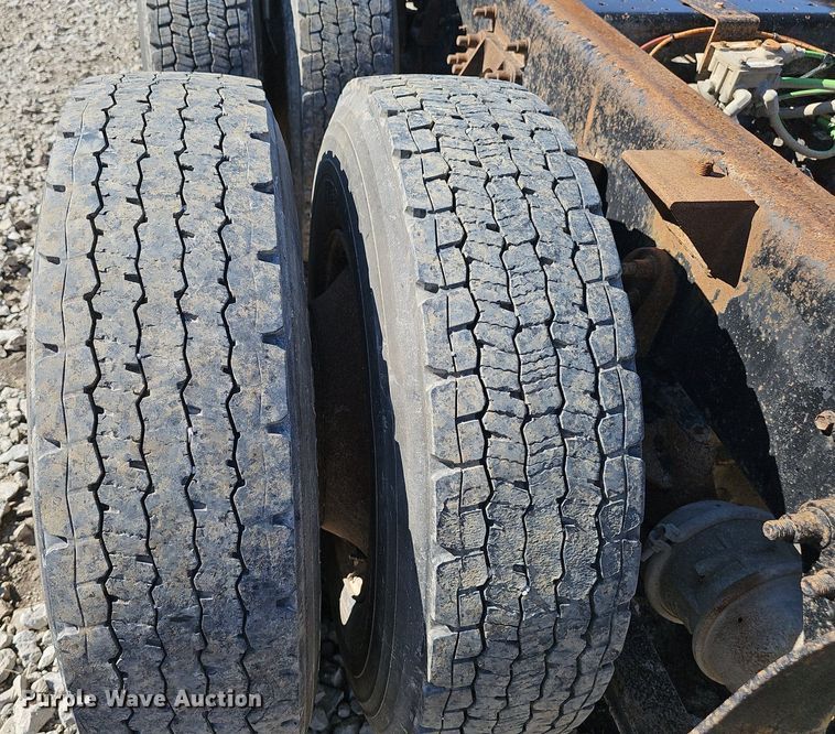 image for item DP6416 2007 International 7500 truck cab and chassis