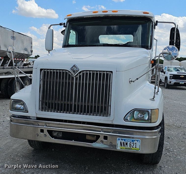 image for item DP6423 2007 International 9400i truck cab and chassis