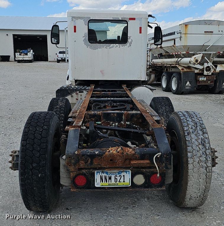 image for item DP6423 2007 International 9400i truck cab and chassis