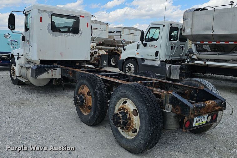 image for item DP6423 2007 International 9400i truck cab and chassis