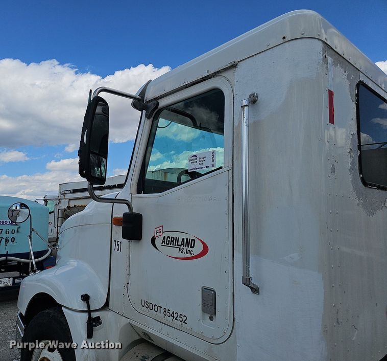 image for item DP6423 2007 International 9400i truck cab and chassis