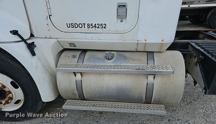 image for item DP6423 2007 International 9400i truck cab and chassis