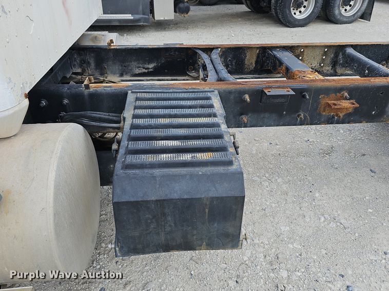 image for item DP6423 2007 International 9400i truck cab and chassis