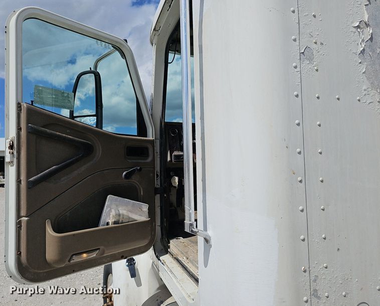 image for item DP6423 2007 International 9400i truck cab and chassis