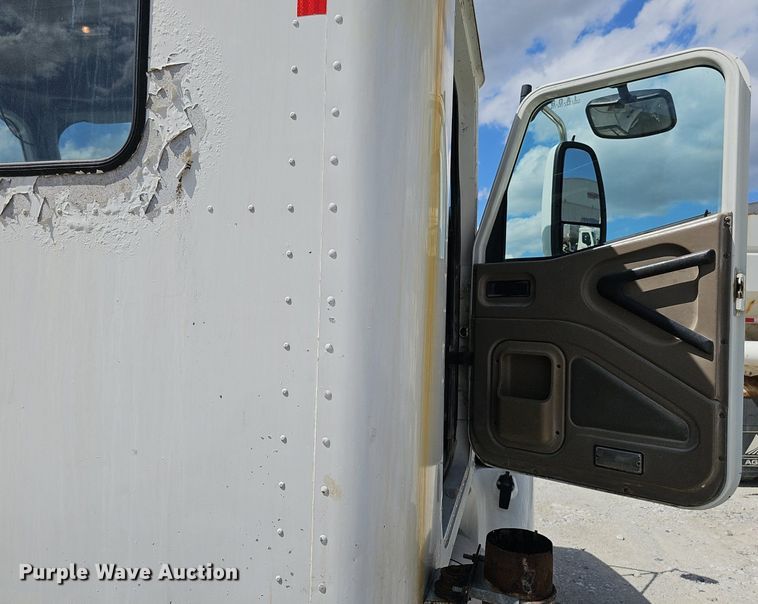 image for item DP6423 2007 International 9400i truck cab and chassis