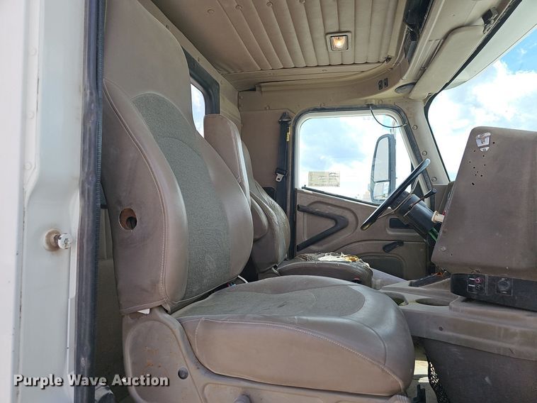 image for item DP6423 2007 International 9400i truck cab and chassis