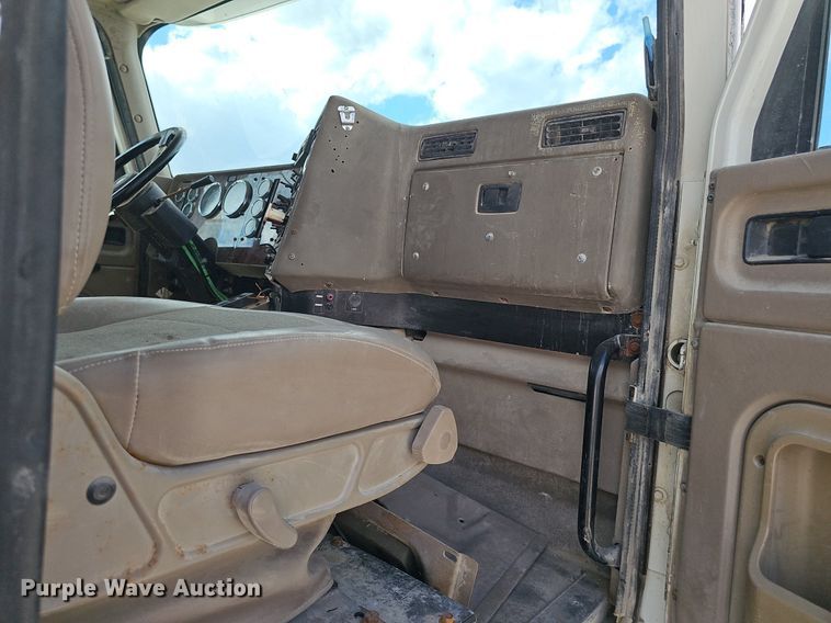 image for item DP6423 2007 International 9400i truck cab and chassis