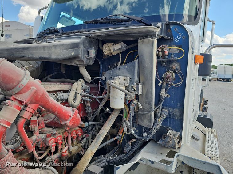 image for item DP6423 2007 International 9400i truck cab and chassis