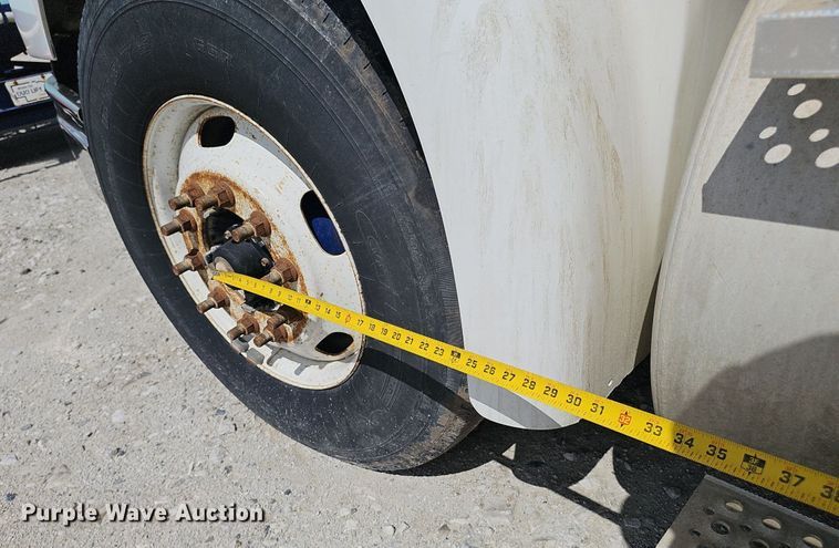 image for item DP6423 2007 International 9400i truck cab and chassis