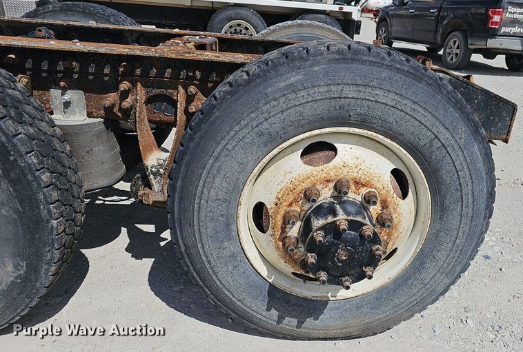 image for item DP6423 2007 International 9400i truck cab and chassis