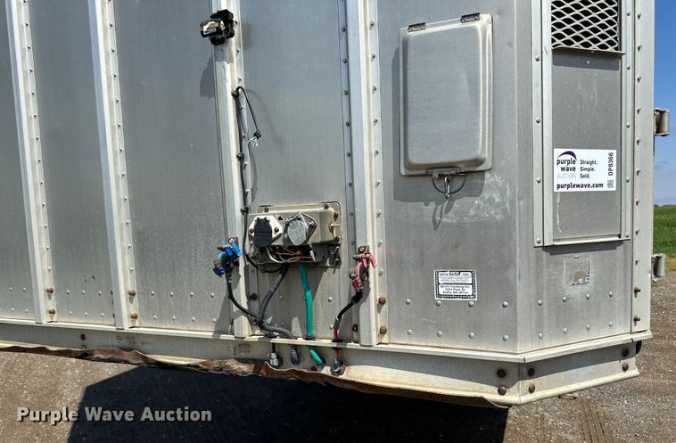 image for item DP8366 2005 Barrett livestock trailer