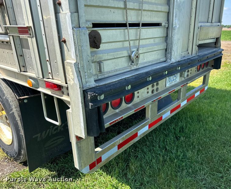 image for item DP8366 2005 Barrett livestock trailer