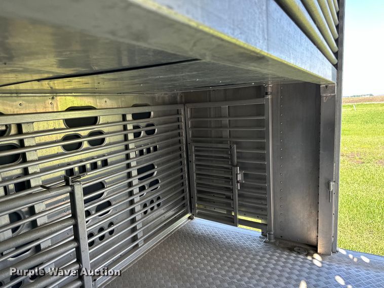 image for item DP8366 2005 Barrett livestock trailer