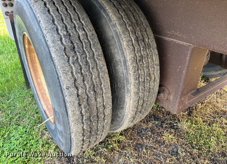 image for item DP8366 2005 Barrett livestock trailer