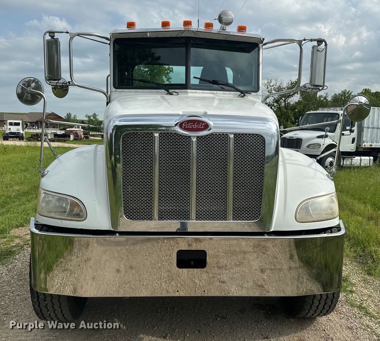 image for item DQ6776 2009 Peterbilt 340 truck cab and chassis