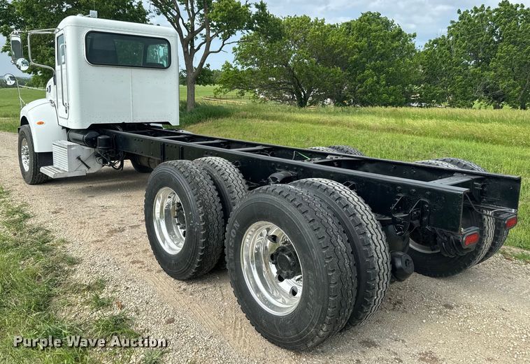 image for item DQ6776 2009 Peterbilt 340 truck cab and chassis