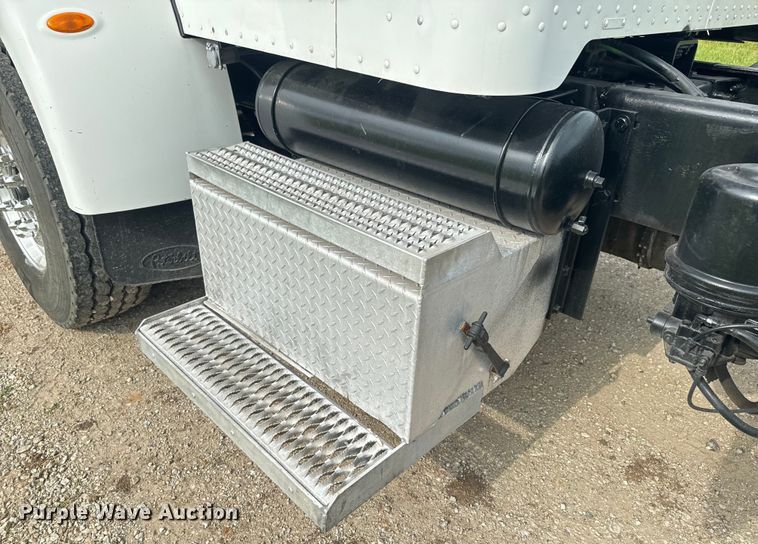 image for item DQ6776 2009 Peterbilt 340 truck cab and chassis