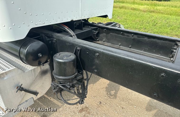 image for item DQ6776 2009 Peterbilt 340 truck cab and chassis