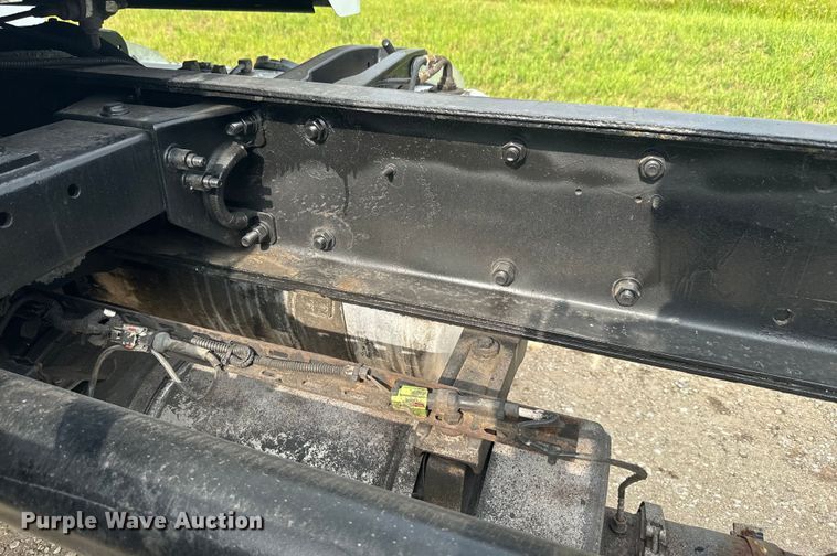 image for item DQ6776 2009 Peterbilt 340 truck cab and chassis