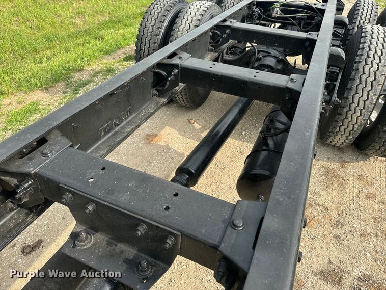 image for item DQ6776 2009 Peterbilt 340 truck cab and chassis