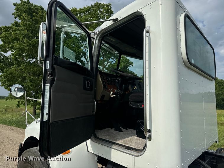 image for item DQ6776 2009 Peterbilt 340 truck cab and chassis