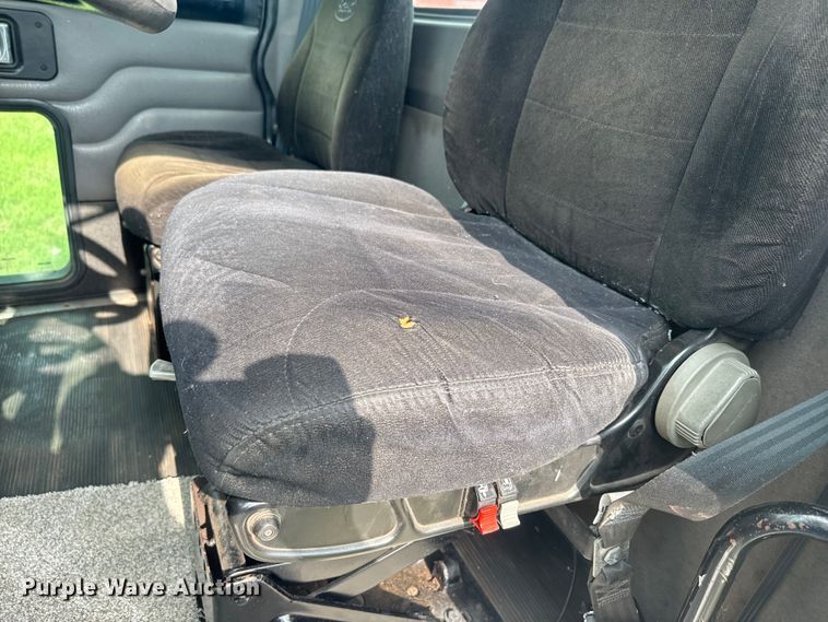 image for item DQ6776 2009 Peterbilt 340 truck cab and chassis