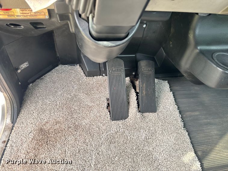 image for item DQ6776 2009 Peterbilt 340 truck cab and chassis