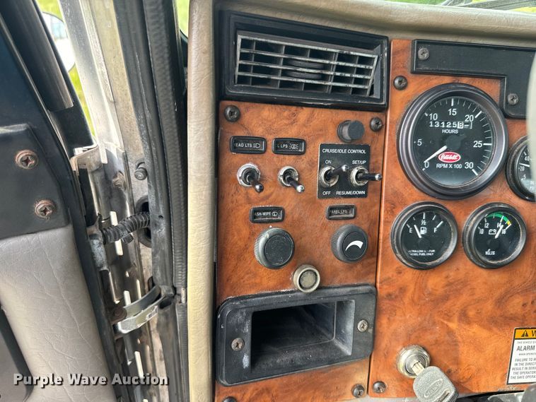 image for item DQ6776 2009 Peterbilt 340 truck cab and chassis