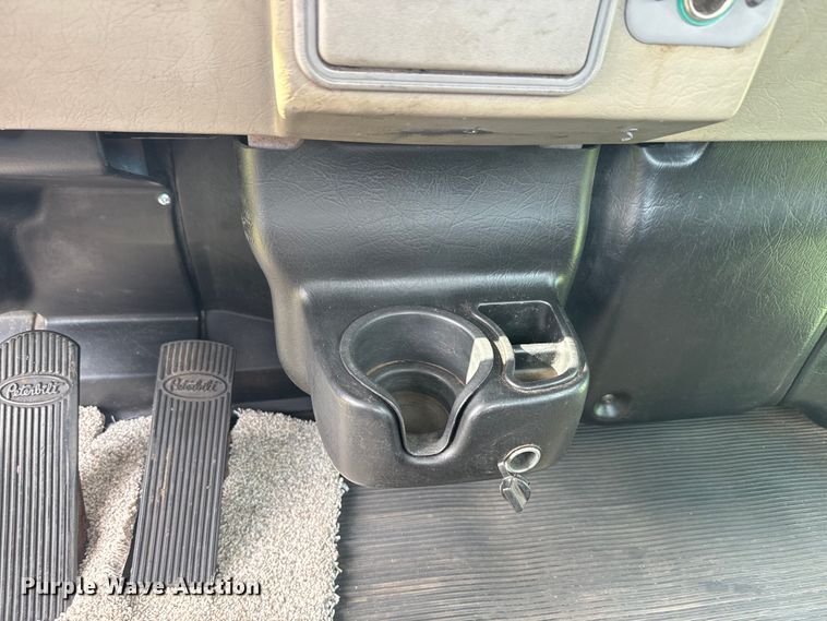 image for item DQ6776 2009 Peterbilt 340 truck cab and chassis