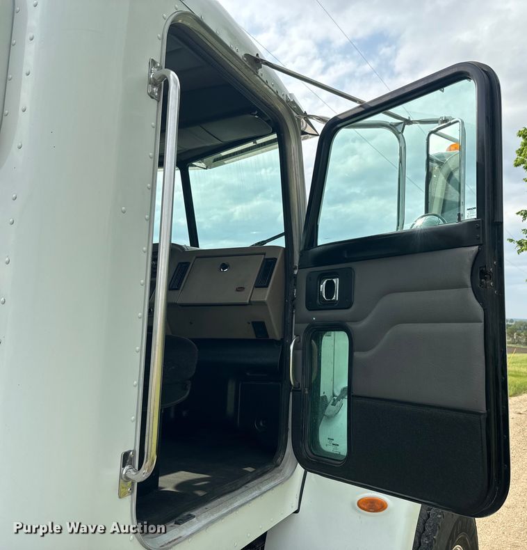 image for item DQ6776 2009 Peterbilt 340 truck cab and chassis